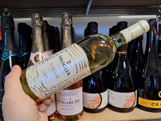 Vinul zilei: un vin alb proaspăt și reconfortant, cu arome de citrice, fructe albe, note florale și vegetale. Un vin perfect pentru aperitive și preparate mediteraneene 