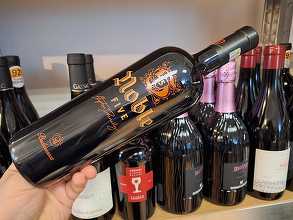 Vinul zilei: un cupaj roșu modern de Fetească Neagră, Shiraz, Cabernet Sauvignon, Merlot și Pinot Noir, medaliat cu Aur la Concours Mondial de Bruxelles 2025 și Medalie de Argint la Decanter 2025