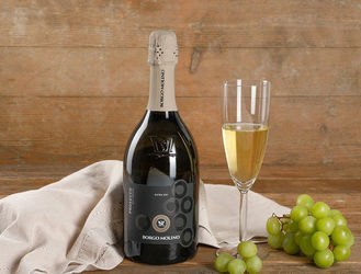 Vinul zilei: un Prosecco obținut 100% din struguri Glera. Arome de fructe galbene coapte, flori albe, citrice și note de patiserie. Ideal alături de pește, fructe de mare sau brânzeturi proaspete