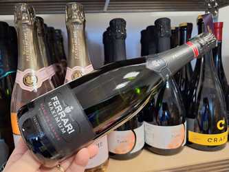 Vinul zilei: un Chardonnay strălucitor, cotat cu 92 puncte Falstaff, un vin cu arome de lămâie și mandarină, extrem de elegant, cu o aciditate revigorantă și un final salin. Se potrivește excelent cu antreuri, pește proaspăt, salate ușoare sau brânzeturi 