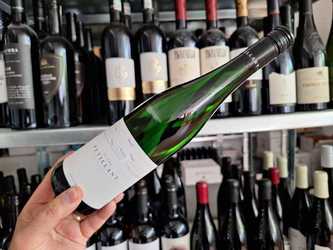 Vinul zilei: un spumant de tip Pétillant, obținut din Muscat de Frontignan, Macabeo și Xarello, un vin vibrant și proaspat, ideal alături de salate, pește sau brânzeturi