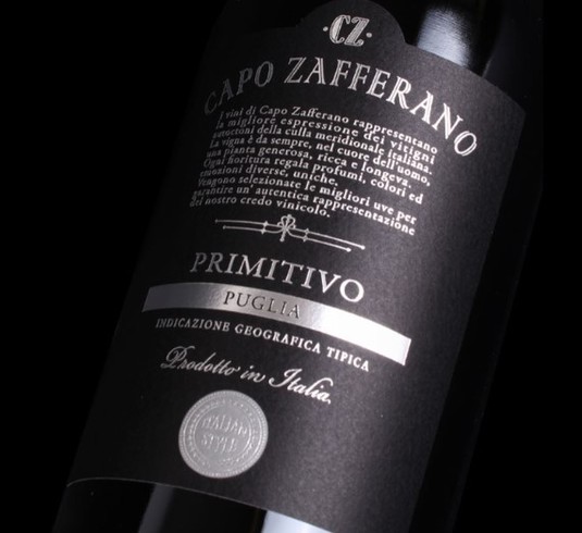 Vinul zilei: un Primitivo care păstrează esența soiului reprezentativ pentru Puglia, dar o prezintă într-o formă rafinată. Savuros alături de carne la grătar, brânzeturi maturate sau alte preparate mai consistente