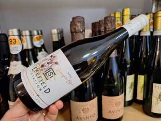 Vinul zilei: un Sauvignon Blanc din Noua Zeelandă, un vin elegant, proaspăt și lejer, cu note de citrice, iarbă, coajă de grapefruit, lime și soc. Tonic și vibrant pe palat, se asociază cel mai bine cu pește, salate sau fructe de mare
