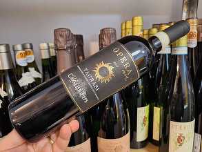 Vinul zilei: un Aglianico din celebra regiune Irpinia, cotat cu 95 puncte Wine Enthusiast. Arome olfactive de ciocolată neagră, trandafiri, coajă de portocală, alături de cireșe negre, prune și lemn dulce pe palat. Companionul ideal pentru carne roșie, co