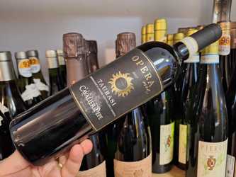 Vinul zilei: un Aglianico din celebra regiune Irpinia, cotat cu 95 puncte Wine Enthusiast. Arome olfactive de ciocolată neagră, trandafiri, coajă de portocală, alături de cireșe negre, prune și lemn dulce pe palat. Companionul ideal pentru carne roșie, co