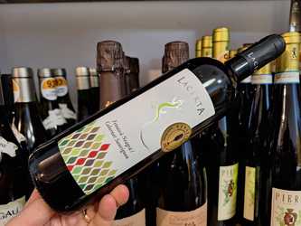 Vinul zilei: un cupaj de Fetească Neagră și Cabernet Sauvignon din Dealu Mare, dominat de fructe negre, vișine supracoapte, tonuri vegetale și aluzii de scorțișoară, la care se adaugă pe palat impresii de ciocolată amăruie și piper