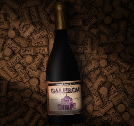 Vinul zilei: un roșu obținut din Fetească Neagră din 3 ani diferiți, un vin cu nuanțe și schimbări neașteptate de ritm, ca la un thriller bun. Nu e un vin obișnuit, ci un vin mare