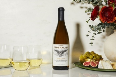 Vinul zilei: un Chardonnay californian, un vin-șablon al acestui stil. Prietenos, ușor de înțeles și de băut, dezvăluie note de fructe galbene coapte, completate de vanilie, croissant, cedru și scorțișoară