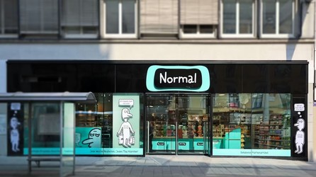 VIDEO Sute de oameni la coadă la primul magazin cu prețuri mici Normal deschis la Viena. Retailerul va intra și în România, cum a anunțat în premieră Profit.ro