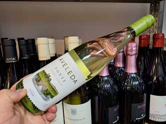 Vinul zilei: un Vinho Verde de partea mai ușoară a spectrului stilistic, un vin perfect pentru serile mai călduroase care vor urma. Ideal alături de aperitive, preparate asiatice, pește sau legume la grătar