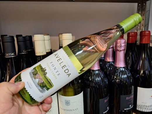 Vinul zilei: un Vinho Verde de partea mai ușoară a spectrului stilistic, un vin perfect pentru serile mai călduroase care vor urma. Ideal alături de aperitive, preparate asiatice, pește sau legume la grătar