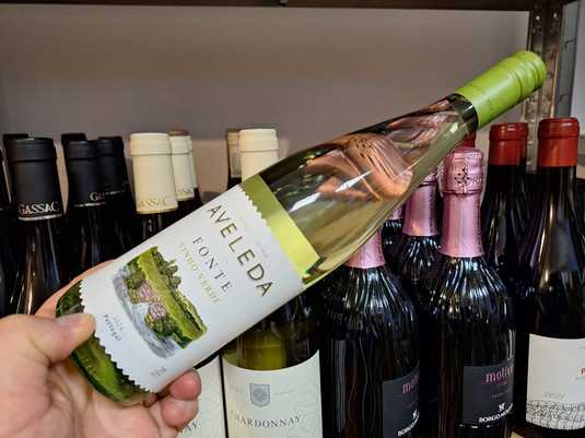 Vinul zilei: un Vinho Verde cu note de măr verde și lime, gust crocant și echilibrat, toate susținute de o mineralitate plăcută. Savuros ca atare sau alături de preparate asiatice, pește sau legume la grătar