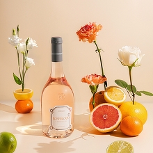 Vinul zilei: un rosé care te duce cu gândul la câmpuri de lavandă, un vin de atmosferă, savuros alături de pui la cuptor cu lămâie și ierburi aromatice, burrata cu piersici albe sau deserturi cu fructe roșii