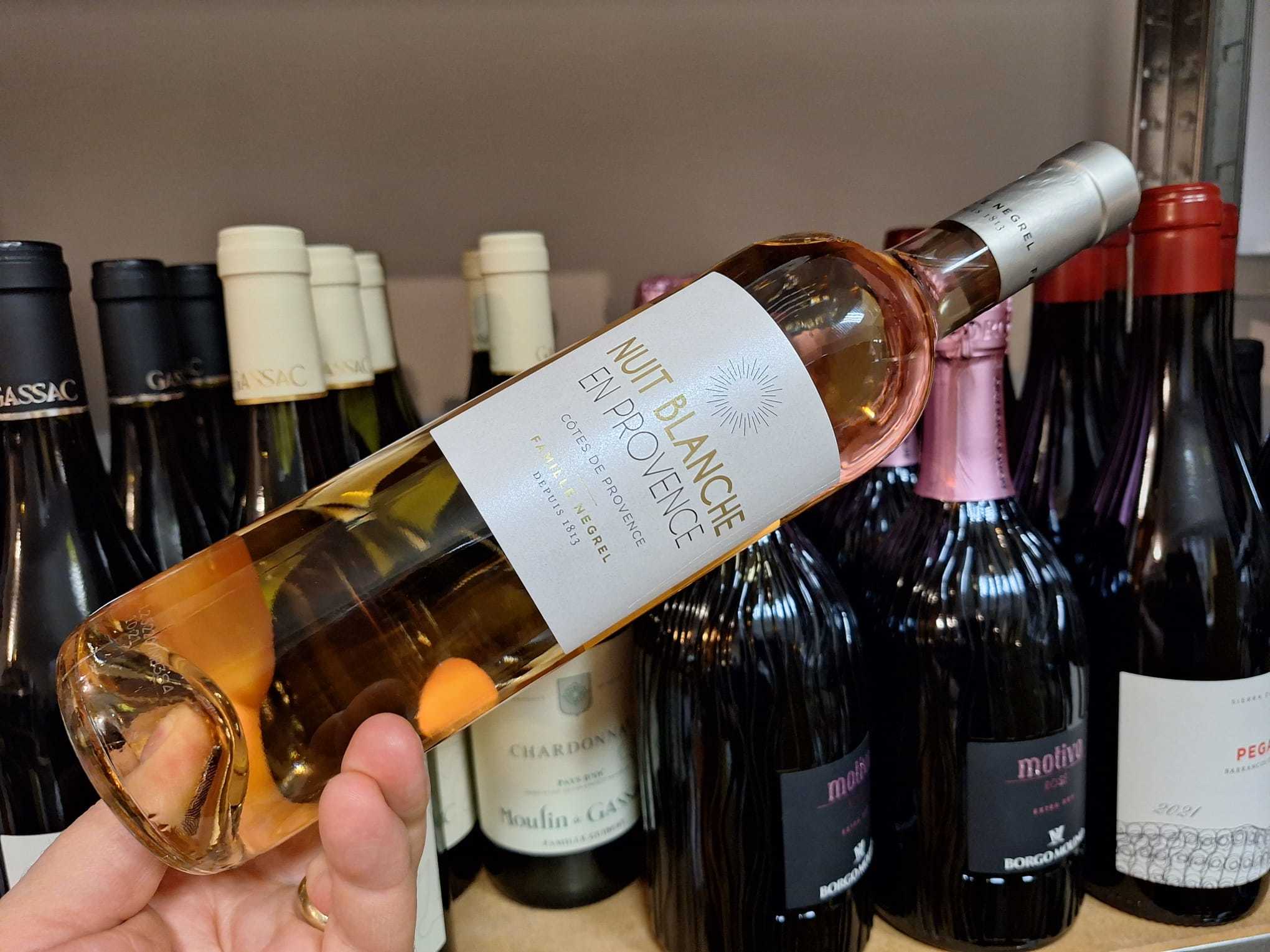 Vinul zilei: un rosé obținut din Grenache și Cinsault, un vin proaspăt și elegant, cu note fructate și florale