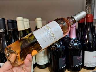 Vinul zilei: un rosé obținut din Grenache și Cinsault, un vin proaspăt și elegant, cu note fructate și florale