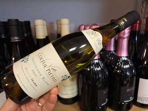 Vinul zilei: un Sauvignon Blanc din Dealu Mare, dar cu accente subtile de Noua Zeelandă ascunse printre notele clasice. O joacă între florile de soc și ierburi proaspăt cosite, cu tușe de fructe jucăușe și o aciditate ușor citrică