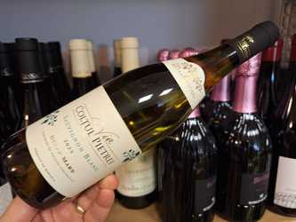 Vinul zilei: un Sauvignon Blanc din Dealu Mare, dar cu accente subtile de Noua Zeelandă ascunse printre notele clasice. O joacă între florile de soc și ierburi proaspăt cosite, cu tușe de fructe jucăușe și o aciditate ușor citrică
