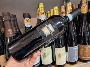 Vinul zilei: un Primitivo emblematic din inima regiunii Puglia, un vin roșu dominat de note de cireșe, căpșune și fructe roșii coapte, la care se adaugă vanilie și cafea. Cotat cu 99 de puncte Luca Maroni