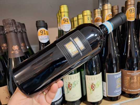 Vinul zilei: un Primitivo remarcabil, cotat cu 99 de puncte Luca Maroni. Dezvăluie arome de fructe roșii coapte, vanilie și cafea. Savuros alături de carne la grătar, paste cu sosuri bogate sau risotto