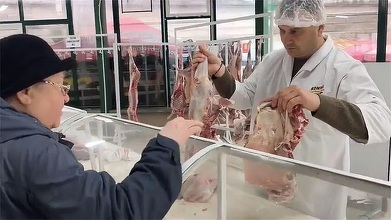Paște de austeritate: Mieii au fost vânduți pe bucățele în unele piețe