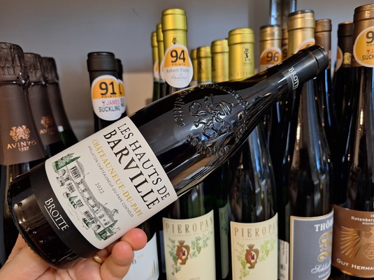 Vinul zilei: un cupaj roșu cotat cu 92 puncte Robert Parker, 92 puncte Wine Spectator, 91 puncte James Suckling. Dezvăluie arome de fructe roșii și negre, note de condimente și accente fine de lemn