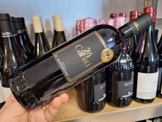 Vinul zilei: un cupaj roșu din Italia, cotat cu 99 de puncte Luca Maroni. Un vin care dezvăluie arome de prune coapte, cireșe negre, vanilie, tutun și condimente fine. Ideal pentru vânat, carne roșie sau brânzeturi maturate