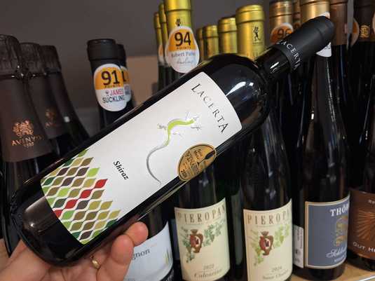 Vinul zilei: un Shiraz cu note de mure, afine și condimente, completate de accente de piper și vanilie. Un vin roșu savuros alături de preparate din miel, vită, vânat sau brânzeturi moi