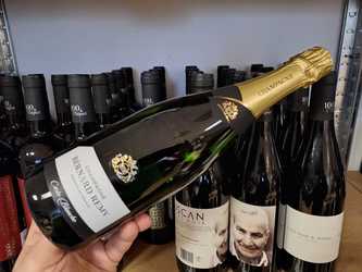 Vinul zilei: o șampanie excepțională, cotată cu 93 de puncte Decanter, care combină complexitatea cu prospețimea, într-o construcție rafinată și bine echilibrată. Poate însoți toate preparatele unei mese, de la aperitiv până la desert
