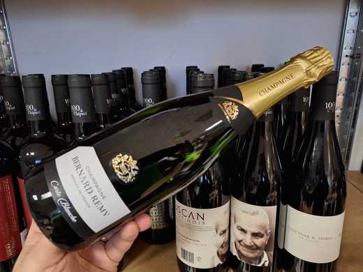 Vinul zilei: o șampanie excepțională, cotată cu 93 de puncte Decanter, care combină complexitatea cu prospețimea, într-o construcție rafinată și bine echilibrată. Poate însoți toate preparatele unei mese, de la aperitiv până la desert