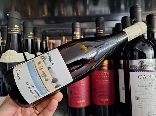 Vinul zilei: un Sauvignon Blanc cu arome olfactive de piersică de vie, citrice și coacăze negre. Un vin al momentelor simple: spontan, convivial, fără complicații. Savuros alături de antreuri, fructe de mare sau pește