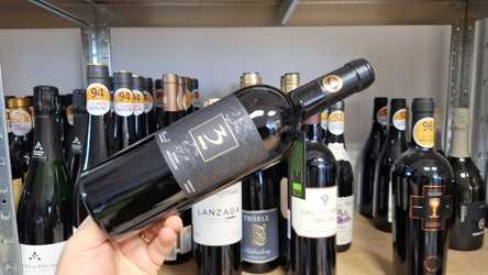 Vinul zilei: un cupaj roșu italian, cotat cu 98 de puncte Luca Maroni, un vin cu nuanțe de cireșe amare și accente de anason. Vioi și prietenos, este savuros alături de paste, carne roșie sau feluri principale cu sosuri bogate