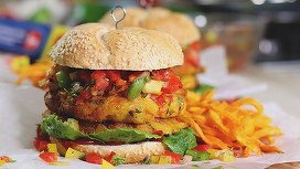 VIDEO Vierme în burger cu șantaj. Proprietarul lanțului de restaurante Ramore Fresh Food semnalează un caz izolat, cu un vierme găsit în burger, pentru care clientul l-a șantajat cu 500 euro