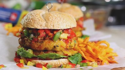 VIDEO Vierme în burger cu șantaj. Proprietarul lanțului de restaurante Ramore Fresh Food semnalează un caz izolat, cu un vierme găsit în burger, pentru care clientul l-a șantajat cu 500 euro