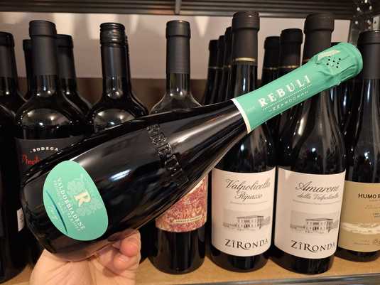 Vinul zilei: un prosecco intens și primăvăratic, cu perlaj fin și persistent. Dezvăluie arome de piersică, floare de migdal și accente minerale. Un vin perfect pentru primăvară