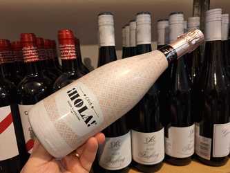 Vinul zilei: o Cava obținută prin metoda tradițională, cu perlaj fin și persistent. Dezvăluie note de fructe roșii, citrice și accente florale