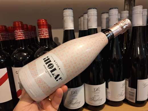 Vinul zilei: o Cava obținută prin metoda tradițională, cu perlaj fin și persistent. Dezvăluie note de fructe roșii, citrice și accente florale