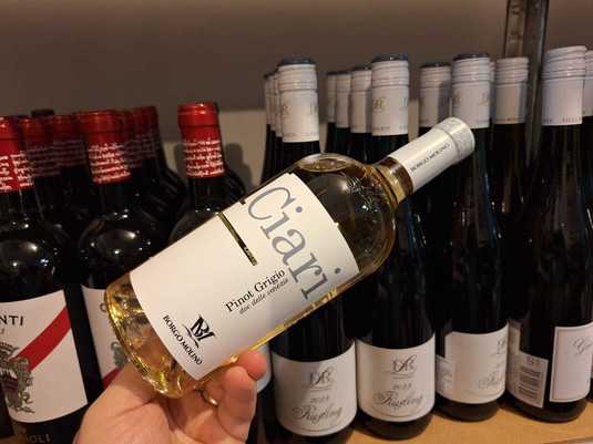 Vinul zilei: un Pinot Grigio elegant, care surprinde prin prospețime și versatilitate. Note olfactive de flori de câmp, flori de piersic și citrice, continuate pe palat de o aciditate plăcută și nuanțe de fructe exotice. Ideal alături de preparate ușoare