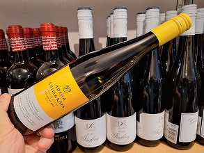 Vinul zilei: un Vinho Verde din Portugalia, bun însoțitor al fructelor de mare, dar la fel de savuros alături de caș de oaie, pâine proaspătă, ceapă verde și ridichi de grădină. Un vin care aduce veselie la masă, încă de la primul pahar