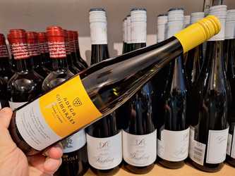 Vinul zilei: un Vinho Verde din Portugalia, bun însoțitor al fructelor de mare, dar la fel de savuros alături de caș de oaie, pâine proaspătă, ceapă verde și ridichi de grădină. Un vin care aduce veselie la masă, încă de la primul pahar