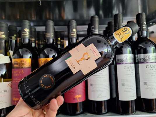 Vinul zilei: un Primitivo cu arome de fructe roșii bine coapte, ciocolată și cafea, ideal alături de brânzeturi maturate, carne roșie, vânat sau prăjitură cu cireșe. Cotat cu 97 de puncte Luca Maroni și 90 de puncte Wine Enthusiast