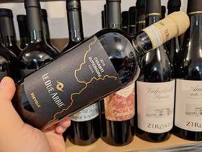 Vinul zilei: un Chianti făcut ca la carte, care abundă în gust și arome de fructe roșii de pădure, vișine coapte și discrete note florale, cărora li se adaugă o aciditate ridicată și tonuri vegetale
