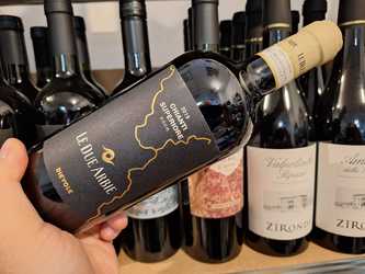 Vinul zilei: un Chianti făcut ca la carte, care abundă în gust și arome de fructe roșii de pădure, vișine coapte și discrete note florale, cărora li se adaugă o aciditate ridicată și tonuri vegetale