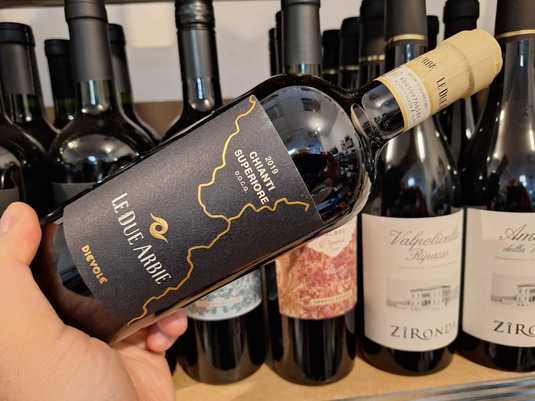 Vinul zilei: un Chianti cu note de fructe roșii, violete uscate și tente de condimente exotice. Un vin echilibrat și proaspăt, savuros alături de vită, vânat sau carne de pasăre