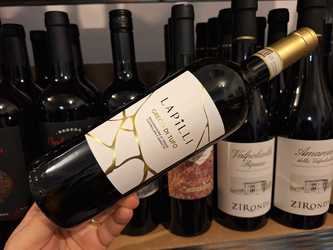 Vinul zilei: un Greco di Tufo proaspăt, cu aluzii florale, fructe albe și citrice. Un vin care oferă acea senzație de vin lucrat cu atenție și executat ca la carte