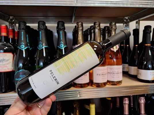 Vinul zilei: un cupaj alb obținut din Sauvignon Blanc și Pinot Gris, cu arome de flori albe, piersici coapte și accente minerale. Savuros alături de pește alb, fructe de mare, brânzeturi proaspete sau salate exotice