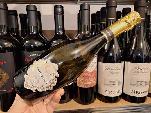Vinul zilei: un Prosecco cu perlaj sprinten și arome de măr verde, pară, piersică albă, citrice și flori albe. Un vin lejer și echilibrat, cu o efervescență vivace