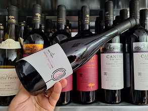 Vinul zilei: un Cabernet Sauvignon ușor atipic, un vin roșu echilibrat și elegant, cu note de fructe proaspete, ciocolată, ardei gras și condimente