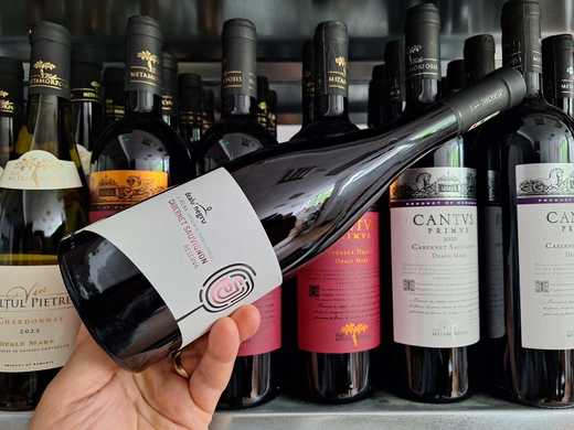 Vinul zilei: un Cabernet Sauvignon ușor atipic, un vin roșu echilibrat și elegant, cu note de fructe proaspete, ciocolată, ardei gras și condimente