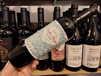 Vinul zilei: un Malbec obținut din struguri cultivați ecologic, cotat cu 91 de puncte James Suckling și 91 de puncte Falstaff. Dezvaluie arome de prune, cacao și dude, alături de note delicate de violete, taninuri fine și o aciditate proaspătă