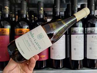 Vinul zilei: un Chardonnay care mizează pe prospețime și claritatea fructului, un vin cu note de grapefruit și lime, mere verzi și piersici albe, completate de accente florale și de piper alb. Un vin curat, intens și crocant